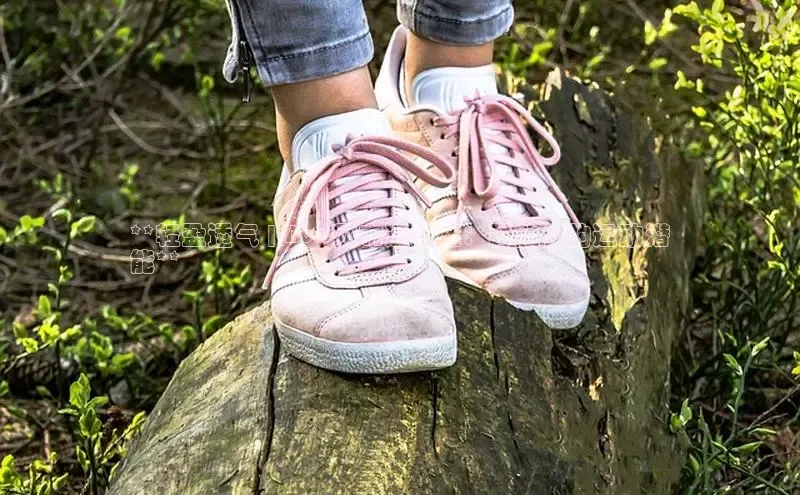 b体育在线登录网页版百度翻译**轻盈透气 | Boss网布运动鞋：释放你的运动潜
能**