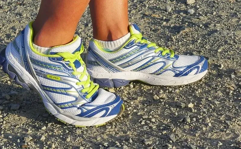 b体育sports顺丰* 为您的脚提供终极舒适性和风格：New Balance XC72 运动
鞋