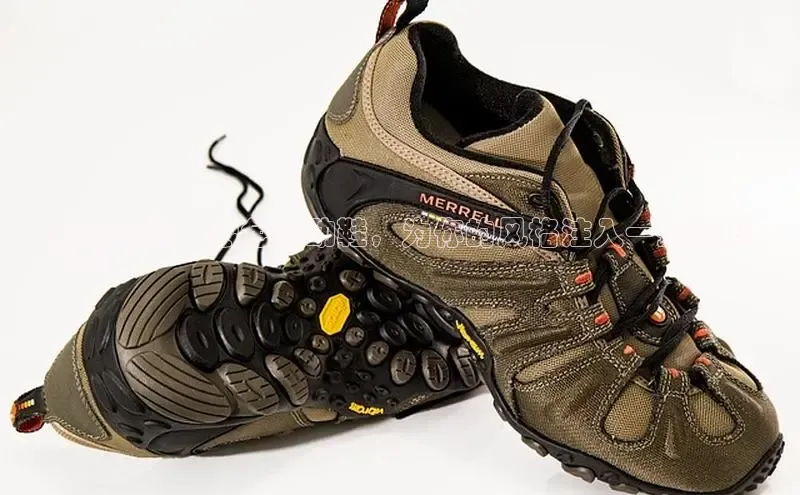 Bsports官网赛富乐斯复古风潮：银色运动鞋，为你的风格注入一抹怀旧
气息